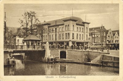 2123 Gezicht op een gedeelte van de Catharijnebrug over de Stadsbuitengracht te Utrecht met rechts enkele huizen aan ...